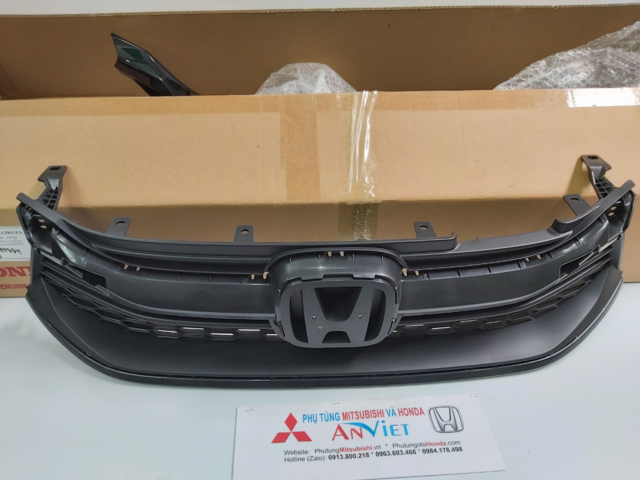 Đế đỡ mặt ca lăng xe Honda Brio